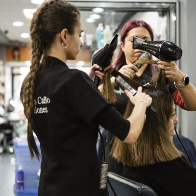 Prácticas de corte de cabello en el Curso de Peluquería Integral