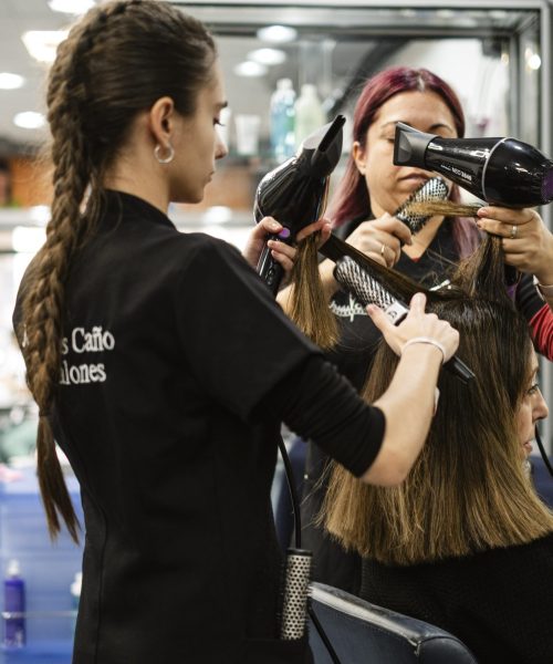 Prácticas de corte de cabello en el Curso de Peluquería Integral